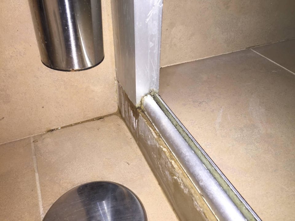Verunreinigungen im Badezimmer alltoura Club Hotel Akeah Broncemar