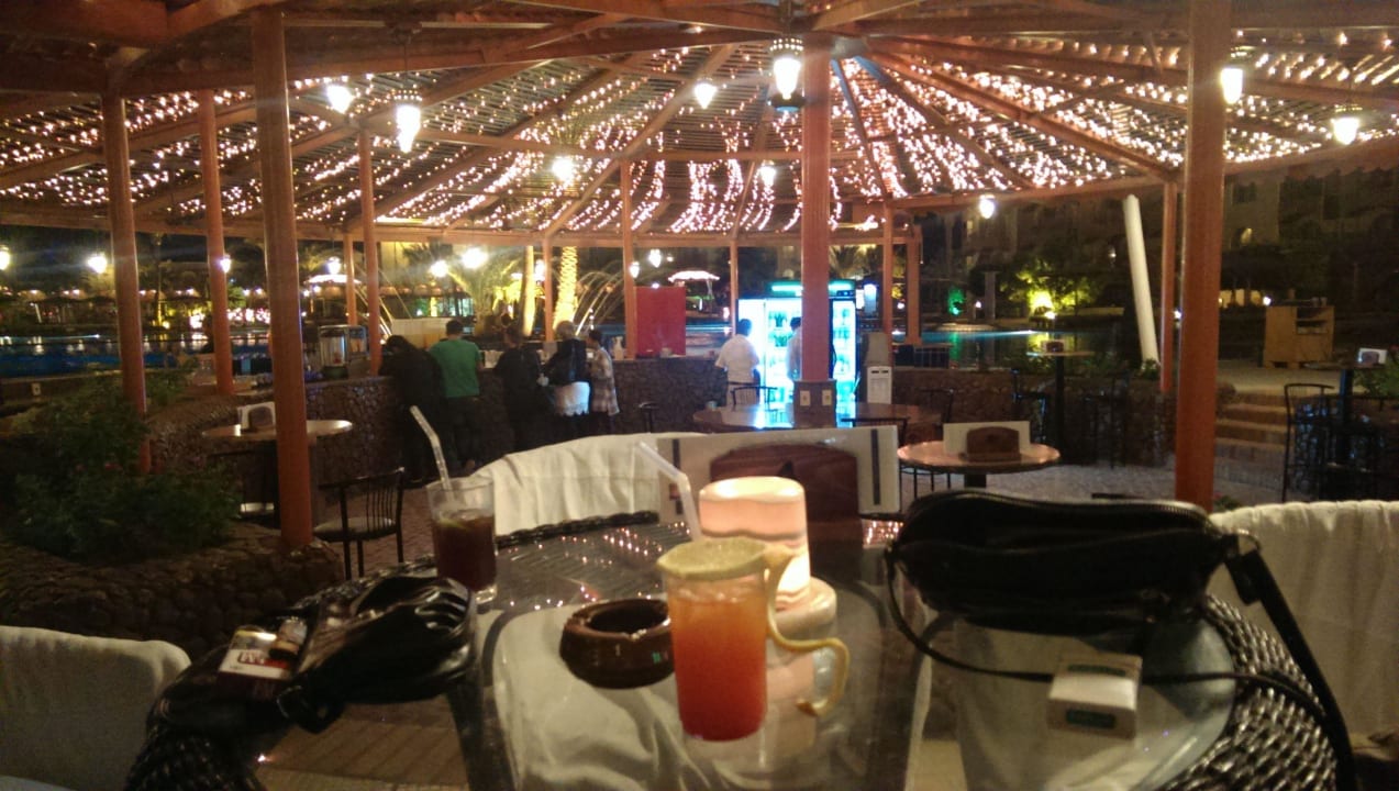 Poolbar am Abend Desert Rose