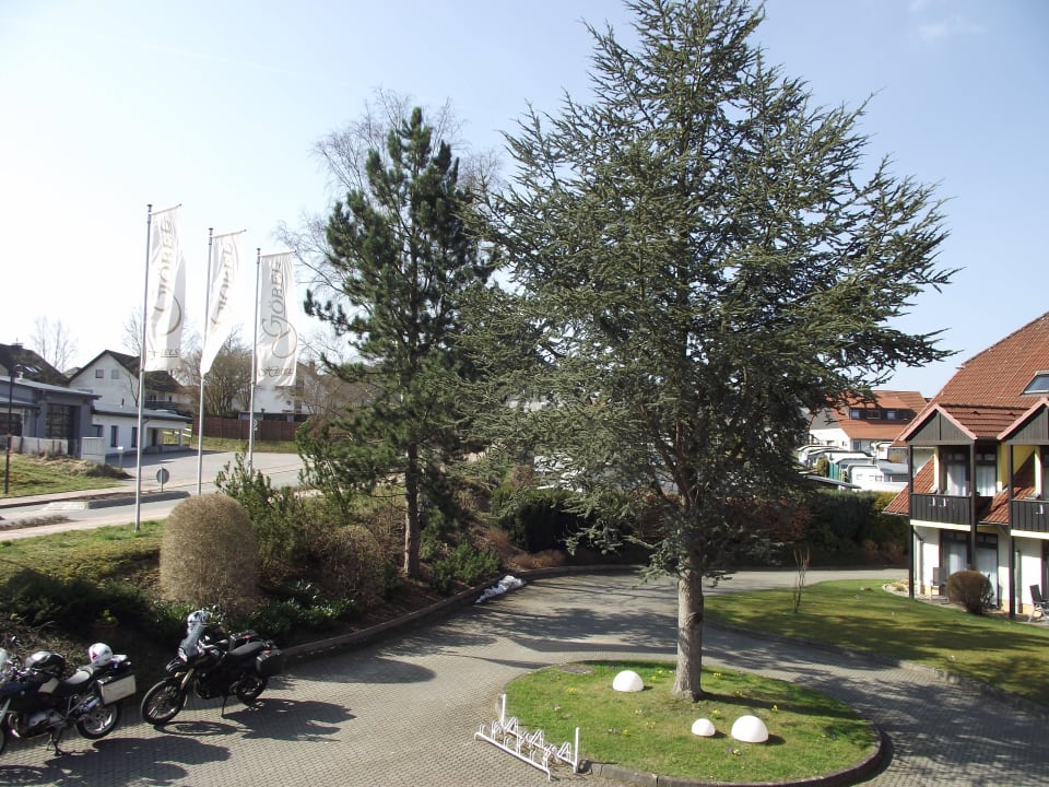 Vor dem Hotel Göbel's Seehotel Diemelsee