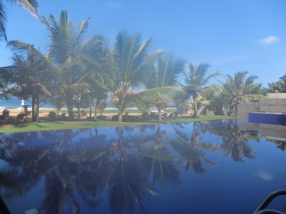 Blick vom Pool zum Strand Hotel Jetwing Sea