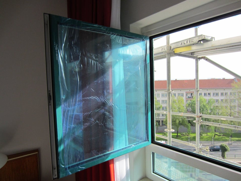 Zugeklebte Fensterscheiben/Baugerüst Dorint Hotel Dresden