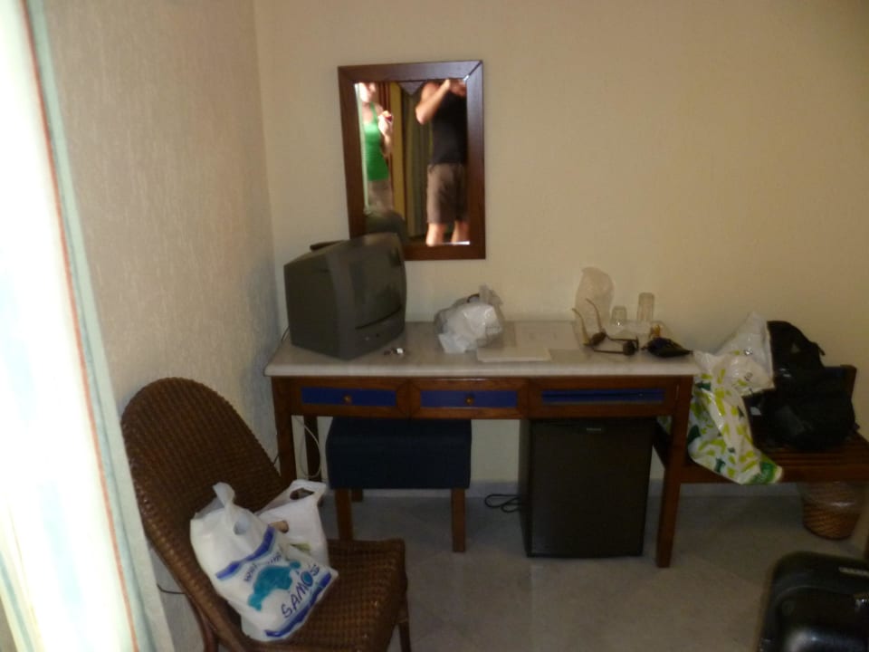 Mini Fernseher mit einem Dt. Sender und Mini Bar Kalidon