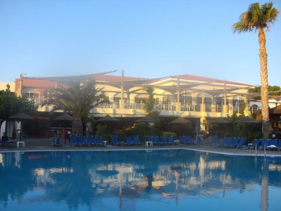 Pool und Hotel Kipriotis Village Resort
