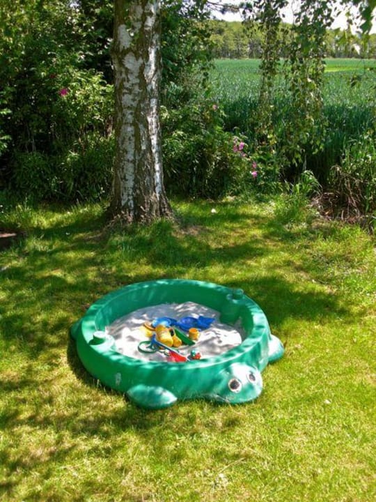Sandkiste im Garten Ferienhaus Feriendomizil Carolinensiel