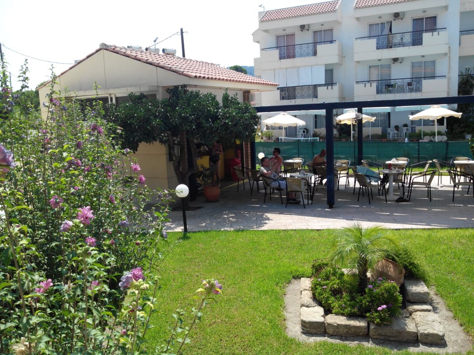 Blick auf Poolbar Hotel Summerland