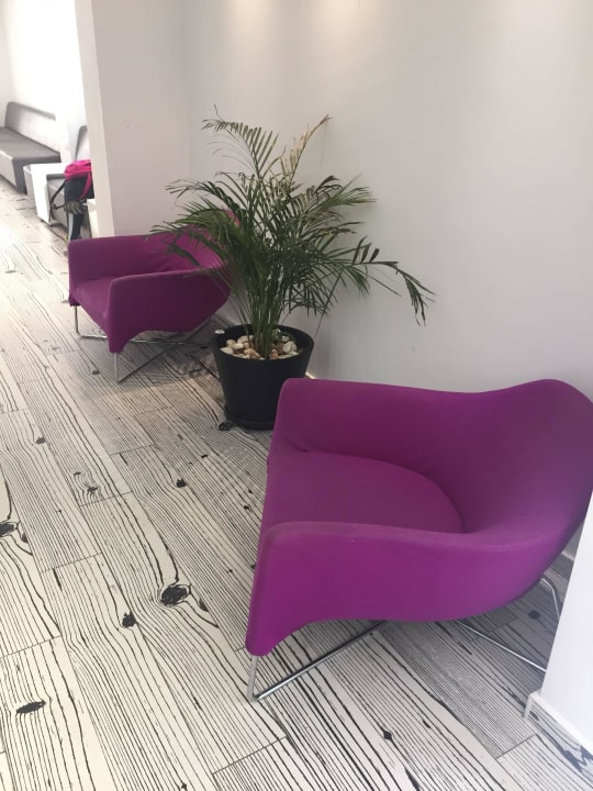 Sitzmöglichkeiten im Erdgeschoss/ Lobby Days Inn Hotel & Residence