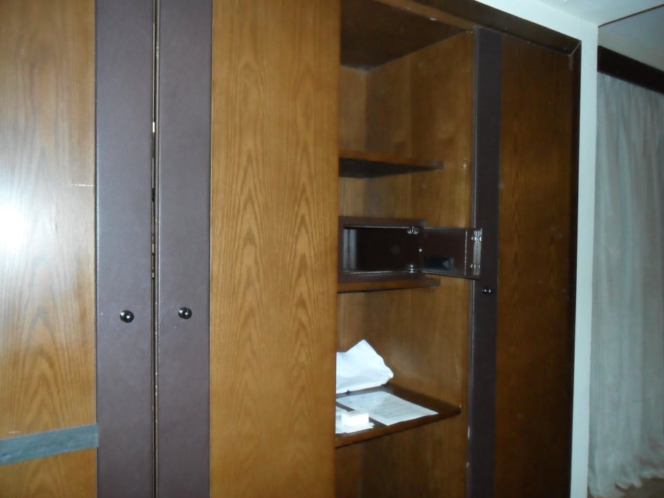 Kleiderschrank mit Safe Pickalbatros Alf Leila Wa Leila Resort - Neverland Hurghada