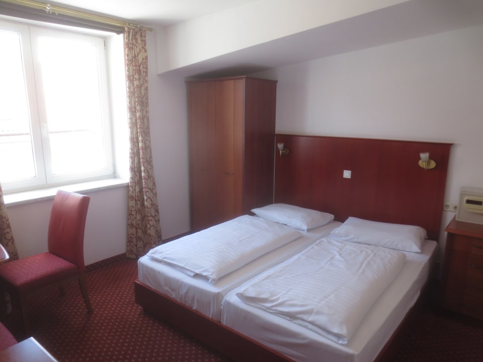 Zimmer Carlton Opera Hotel