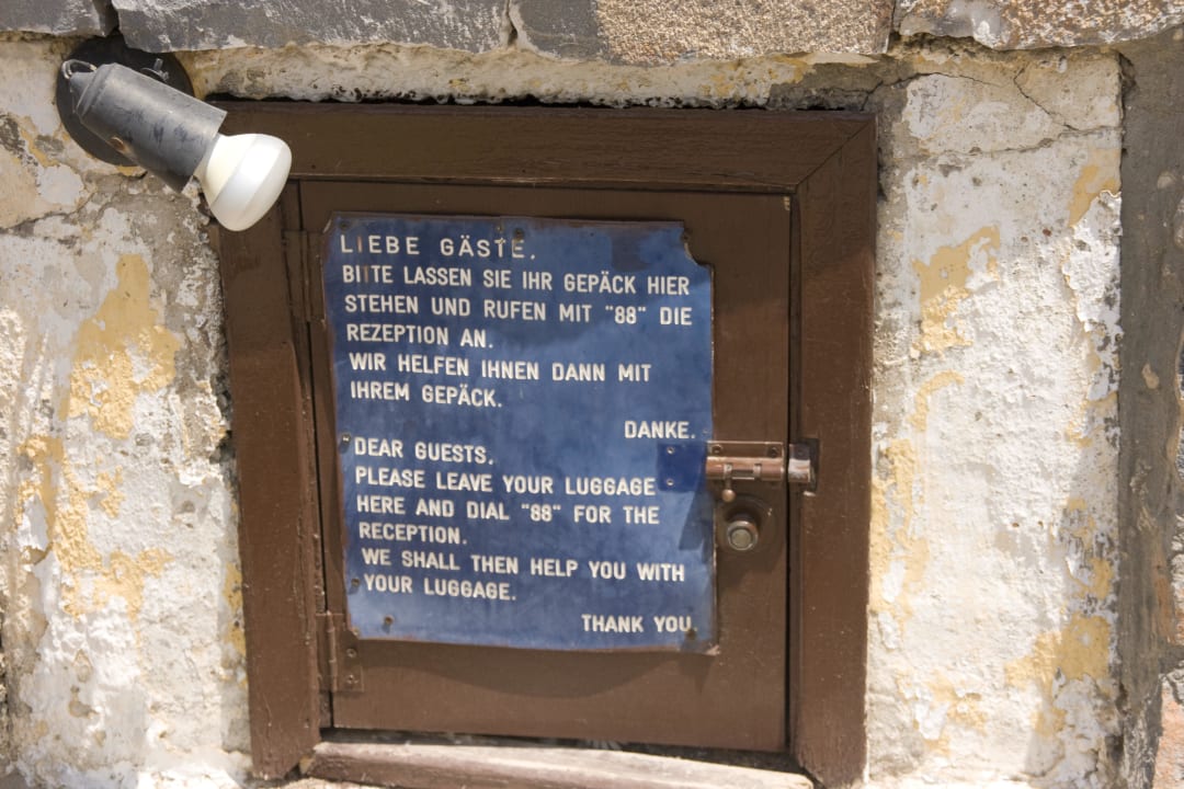 Skrzynka z telefonem na recepcje Elpida Village