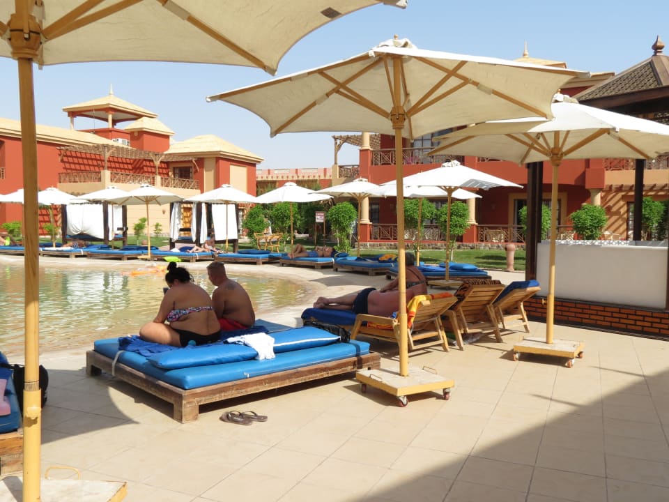 У бассейна Pickalbatros Alf Leila Wa Leila Resort - Neverland Hurghada