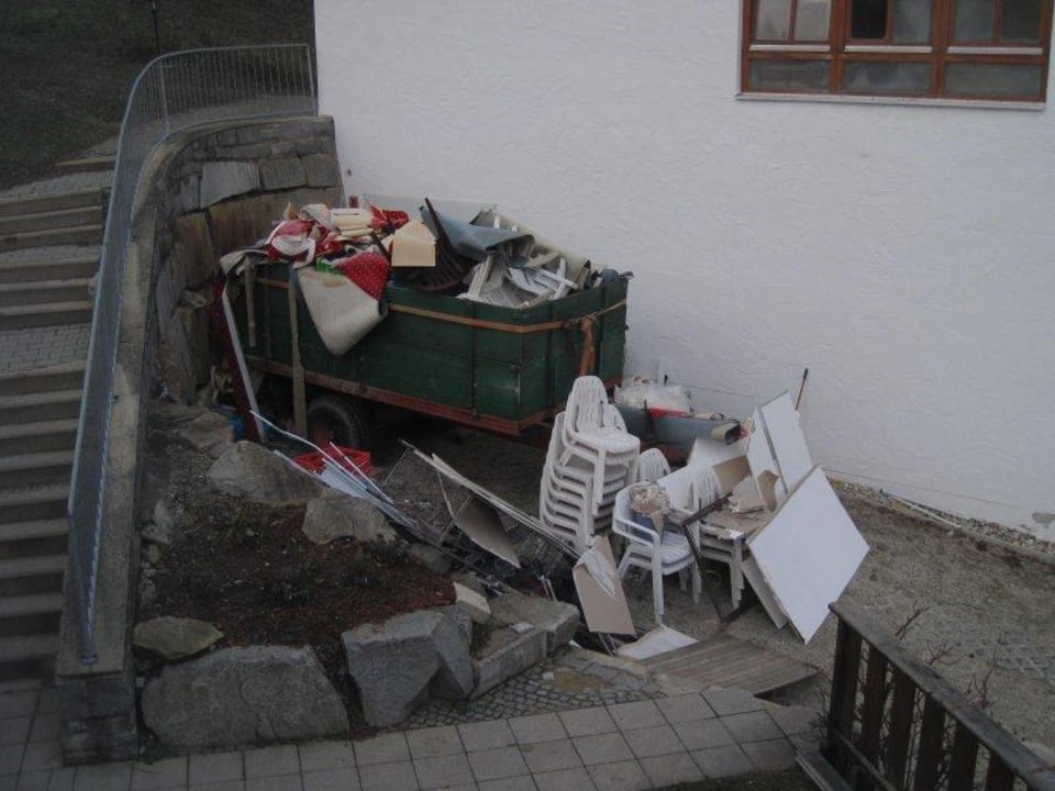 Sperrmüll vor dem Schwimmbad Panoramahotel Fohlenhof
