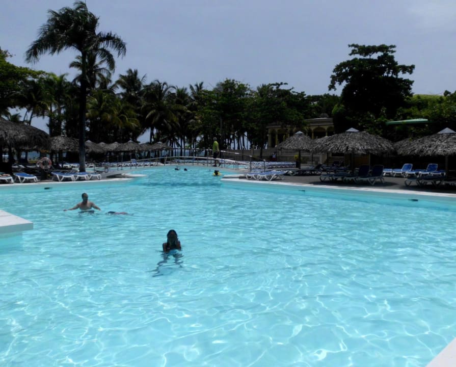 Pool Nr. 2 in der Woche immer leer !!! Playabachata Hotel