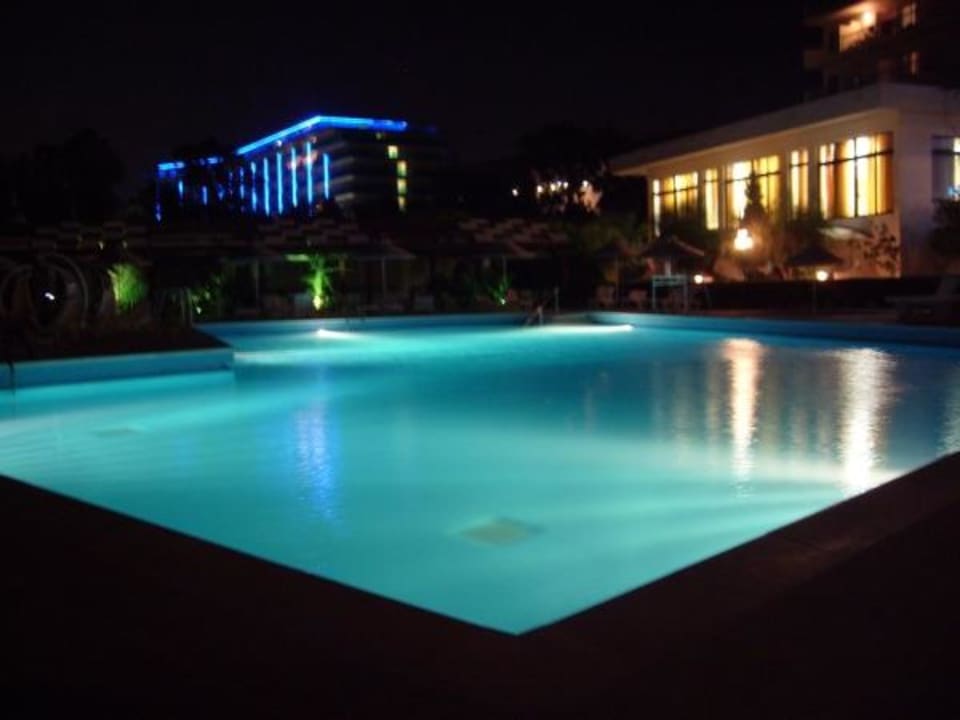 Basen nocą Pegasos Deluxe Beach Hotel
