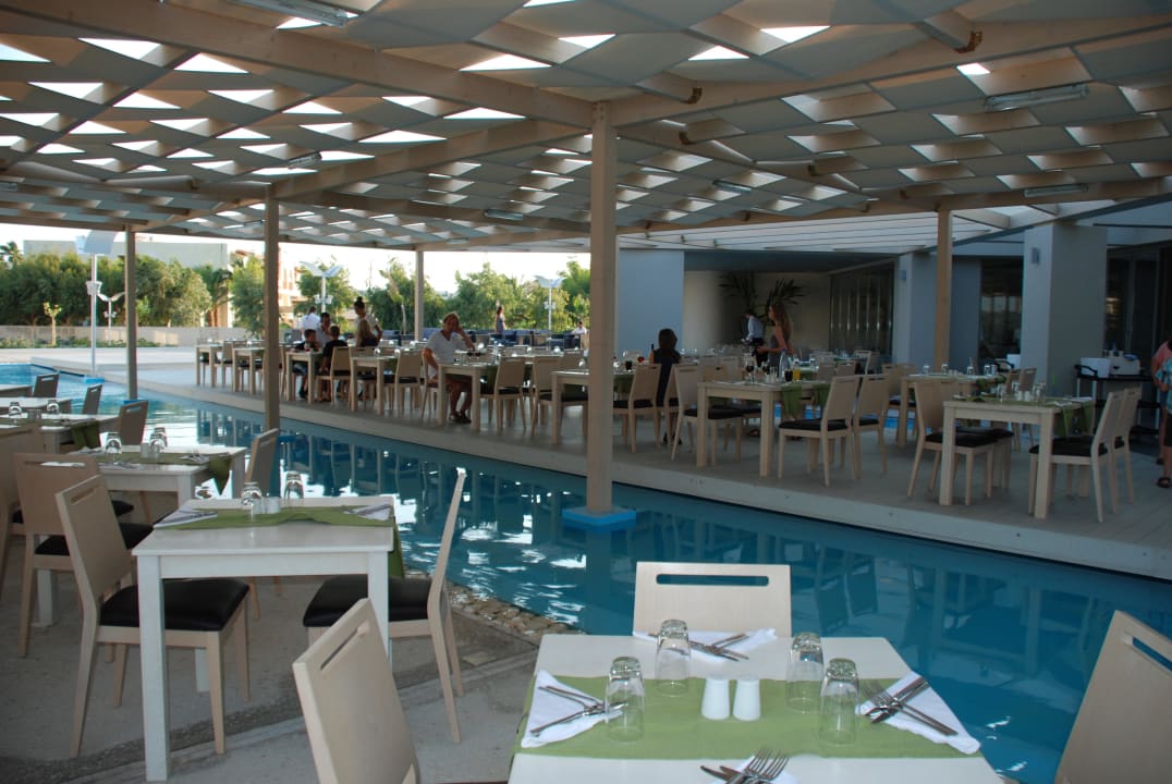 Sehr schöne Terrasse beim Hauptrestaurant Akti Palace Resort & Spa