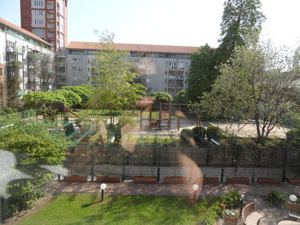Blick aus dem Fenster in den Innenhof relexa hotel Berlin