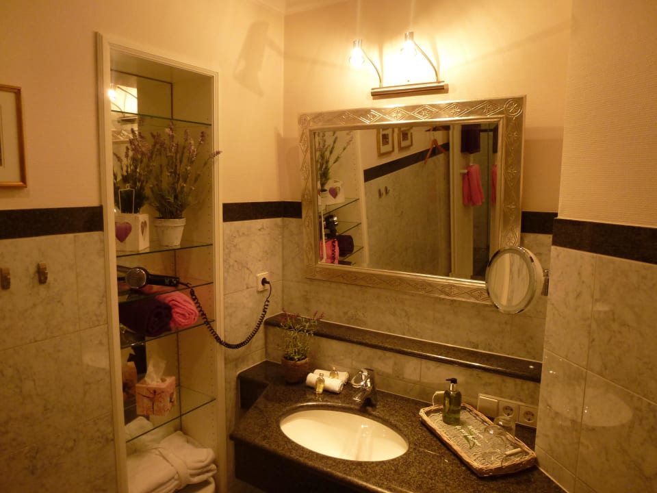 Badezimmer mit Waschplatz aus Granit und Marmor Baumann's Landhaus