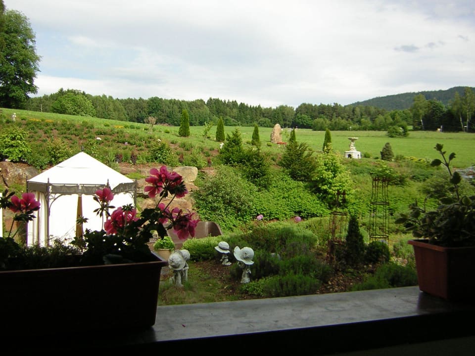 Einer der Gärten mit Blick auf's Feld Spirit & SPA Hotel Birkenhof am Elfenhain