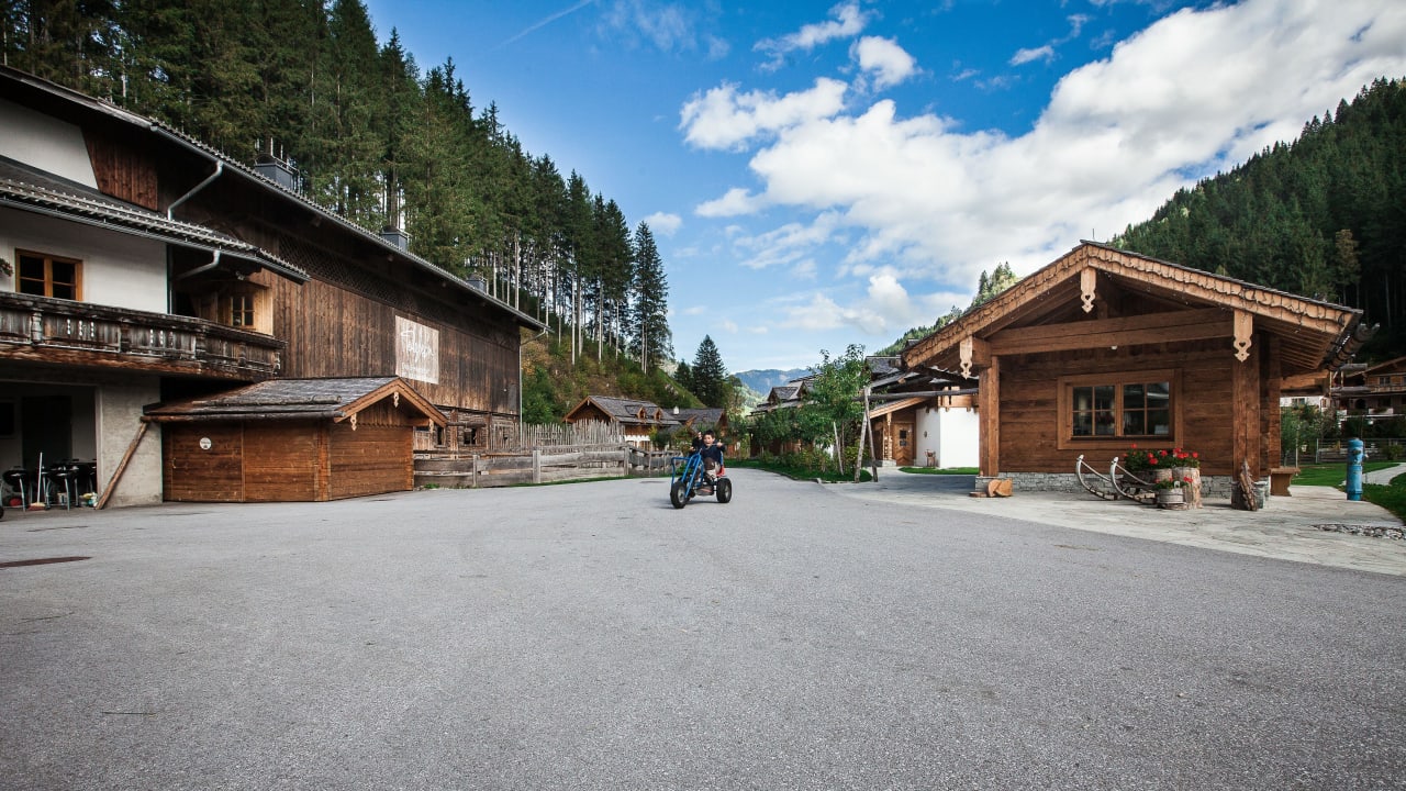 Blick auf Chalets und Stall Feriendorf Holzleb'n