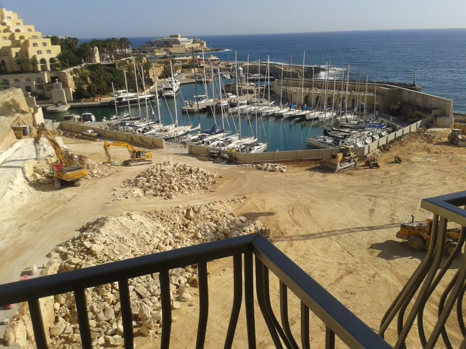 6 Stock, Blick auf Bagger und Hilton Cavalieri Art Hotel