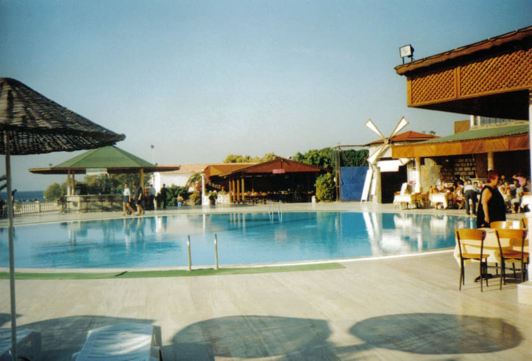 Pool - rechte Seite das Restaurant Hotel Bendis Beach
