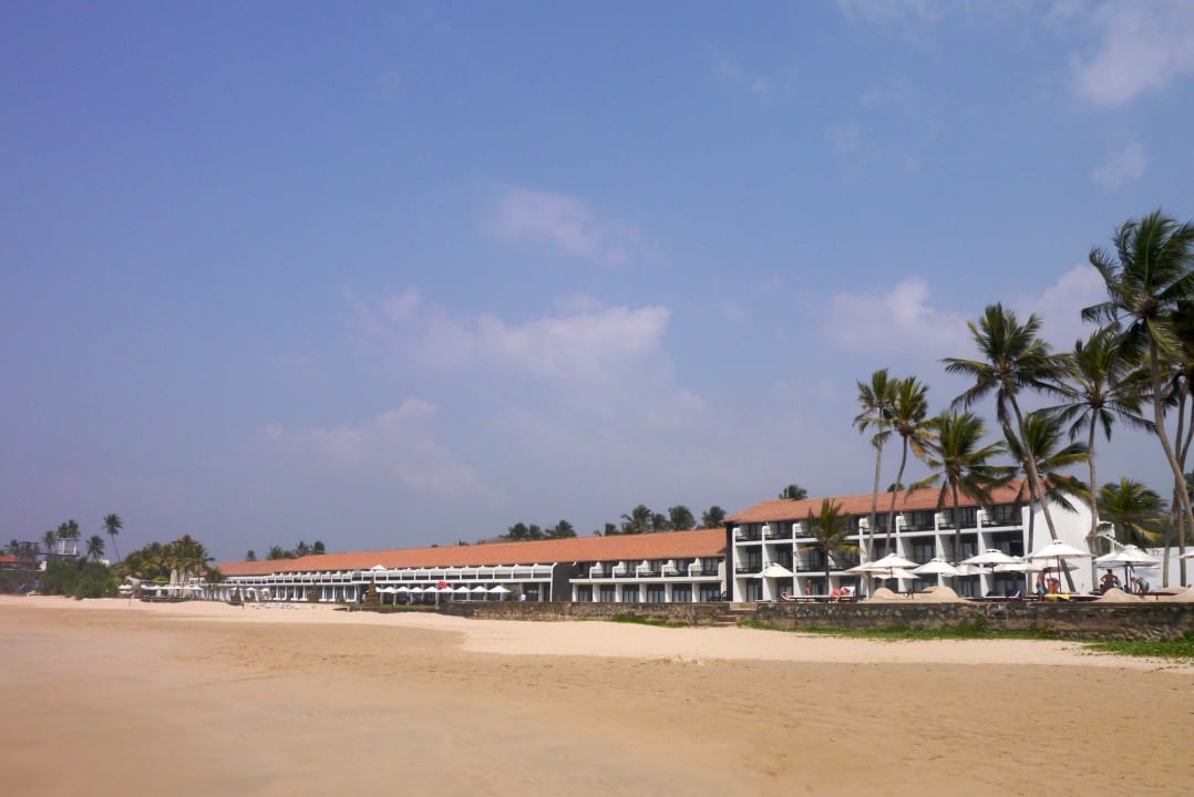 Das Hotel vom Strand aus gesehen EKHO Surf