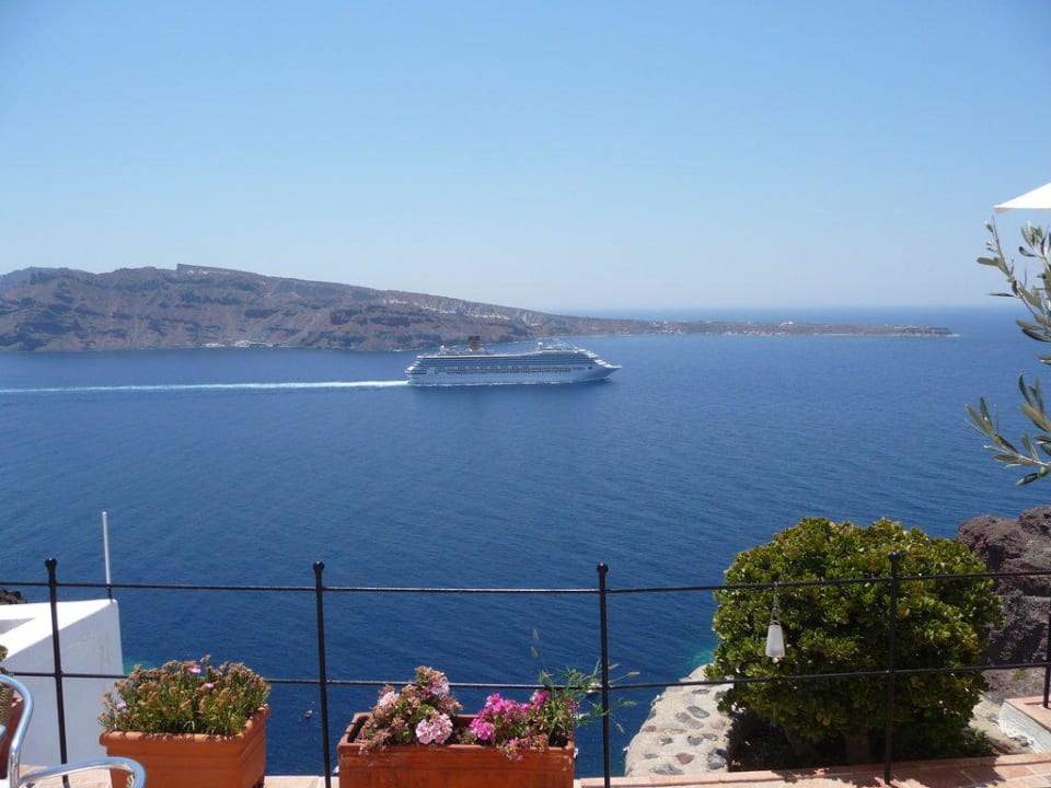 Blick vom Pool Esperas Santorini Hotel