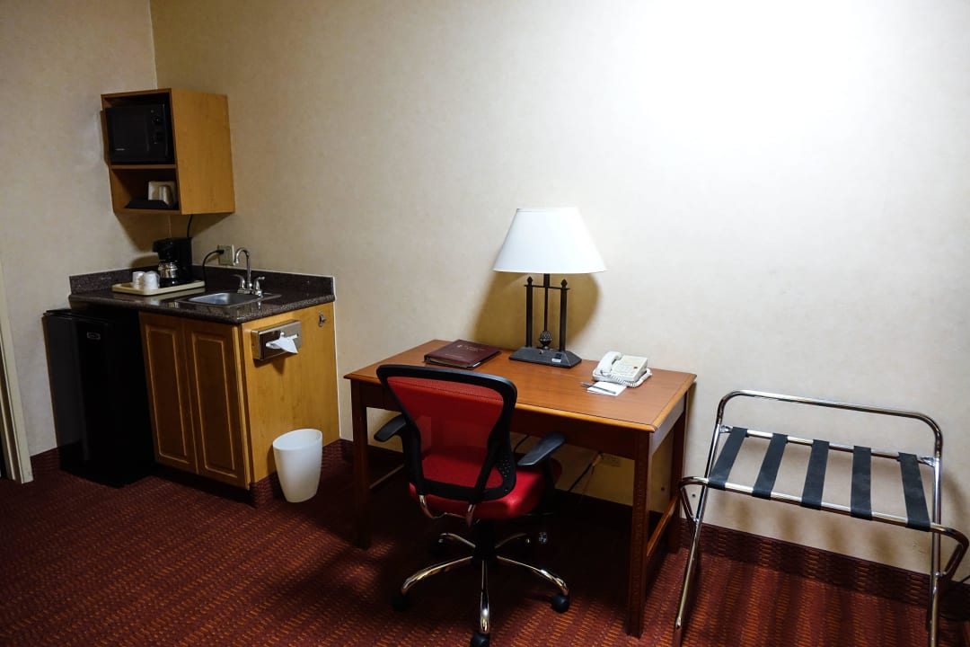 Kitchenette und Schreibtisch La Fuente Inn And Suites