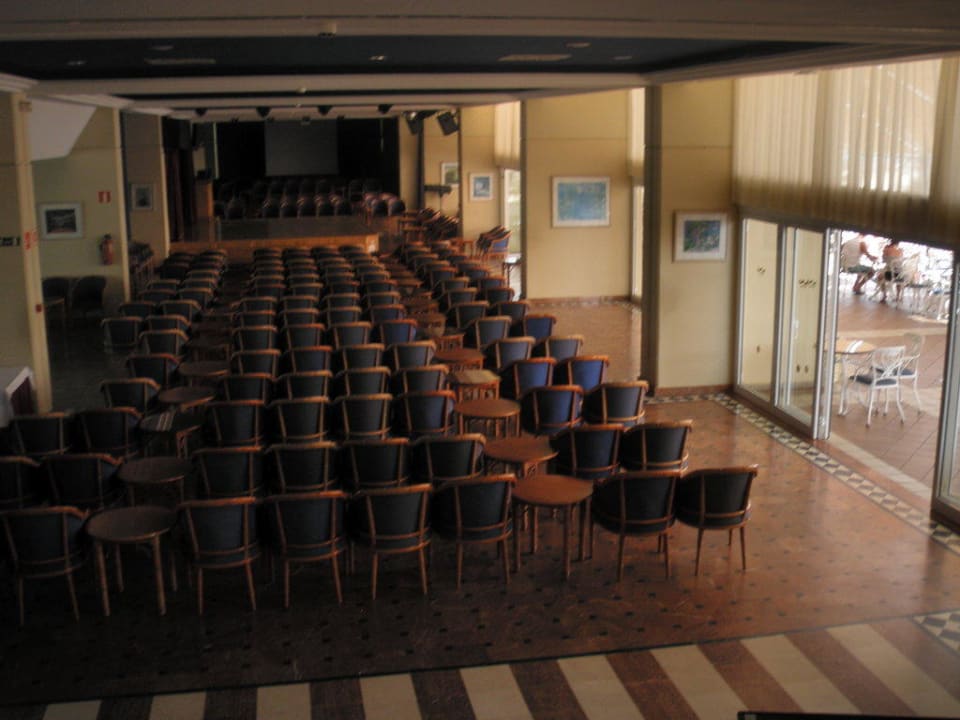 Animationsbühne innen Hotel Riu Oliva Beach Resort