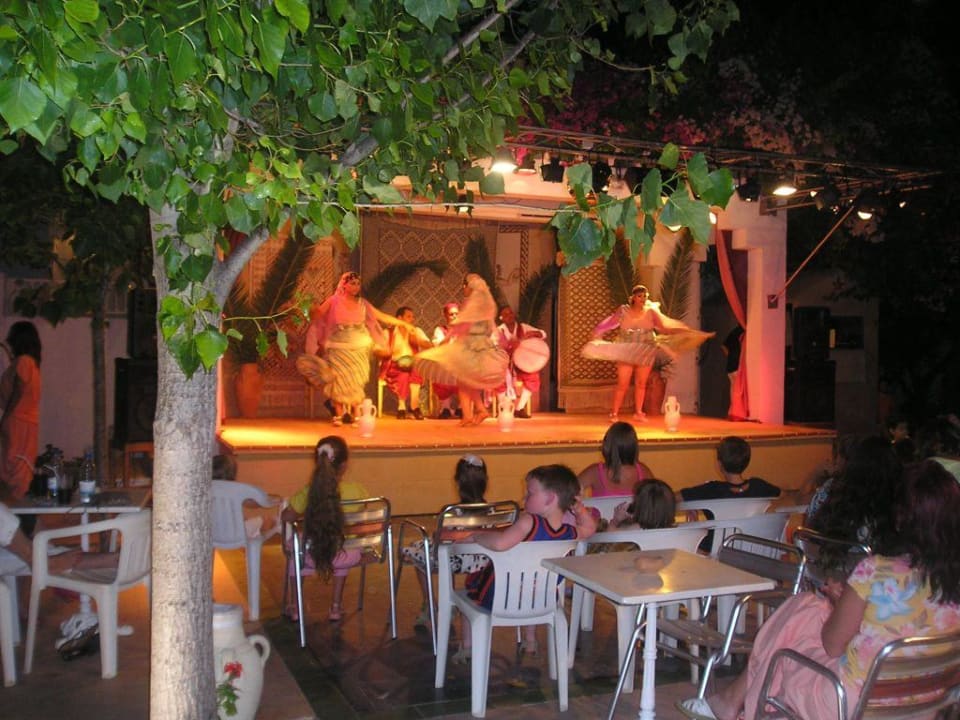 Вечернее шоу The Orangers Beach Resort and Bungalows