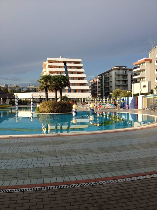 Frontalansicht vom Meer aus gesehen Aparthotel Holiday