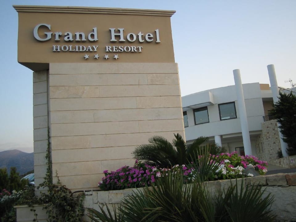 Einfahrt Grand Hotel Holiday Resort