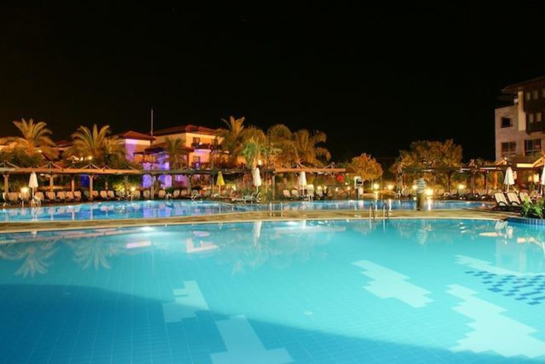 Basen nocą Calimera Serra Palace