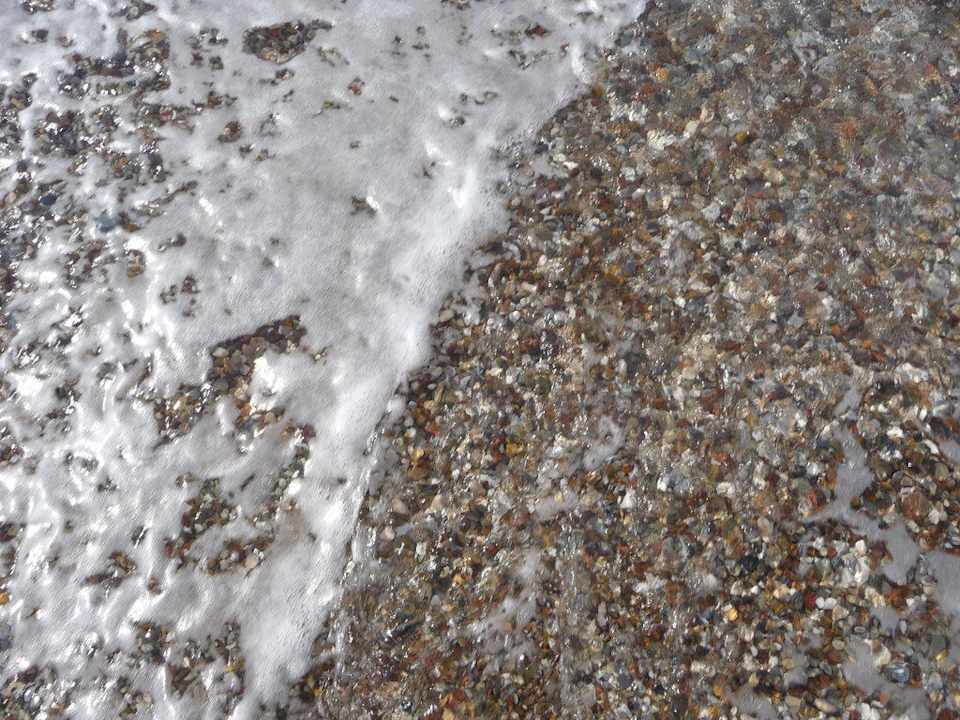 Steine im Meer Skys Hotel