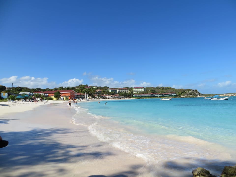 Blick vom Ende des Strandes aufs Hotel Pineapple Beach Club