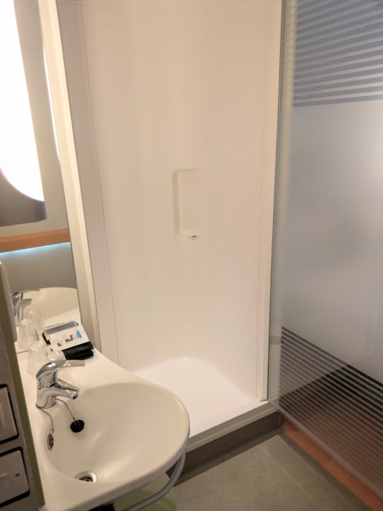 Duschkabine "im" Zimmer ibis budget Hotel Edinburgh Park