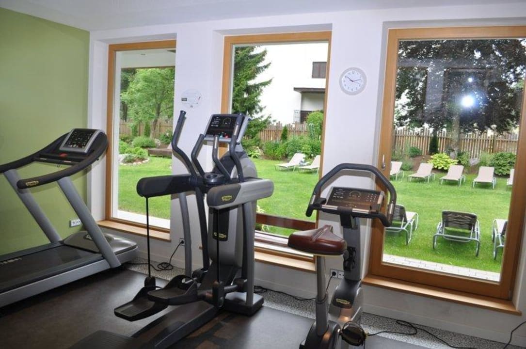 Fitnessstudio mit Blick in den Garten Hotel DIE SONNE