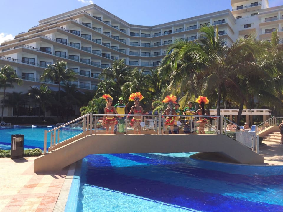 Unterhaltung in der Poolanlage Hotel Riu Caribe