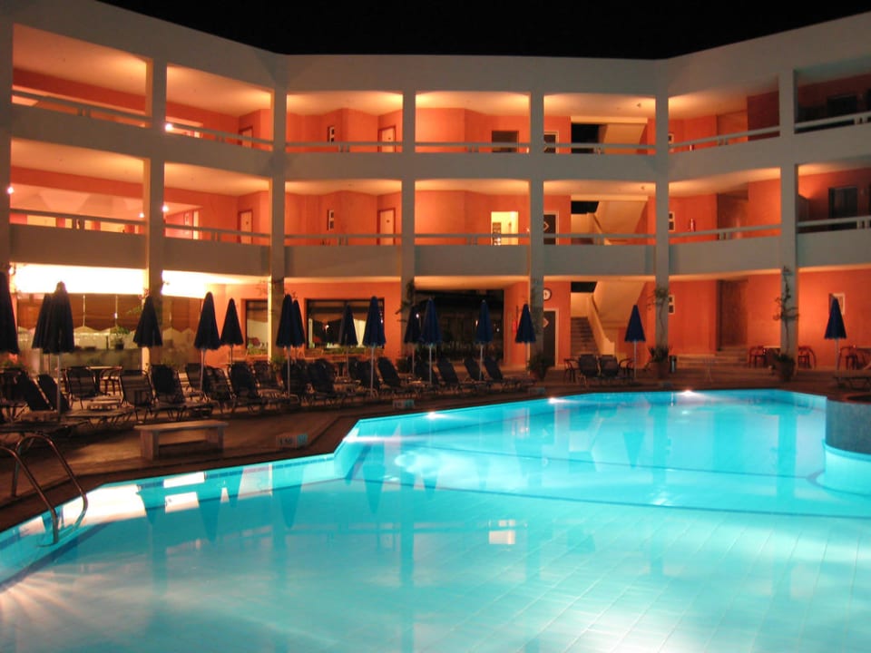 Abends am Pool Pearl Beach