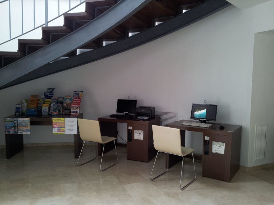 Internet-Ecke unter der Treppe Las Gaviotas Suites Hotel