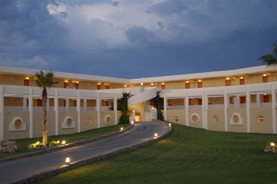 Einer der Wohnblöcke Hotel Kalithea Horizon Royal