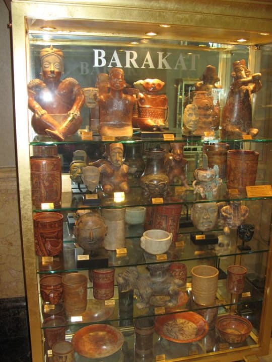 Schaufenster-Dekorationen im Eingangsbereich Emirates Palace Mandarin Oriental