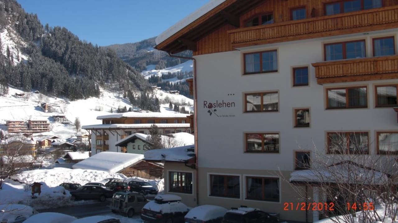 Blick auf Eingangsseite Hotel Roslehen