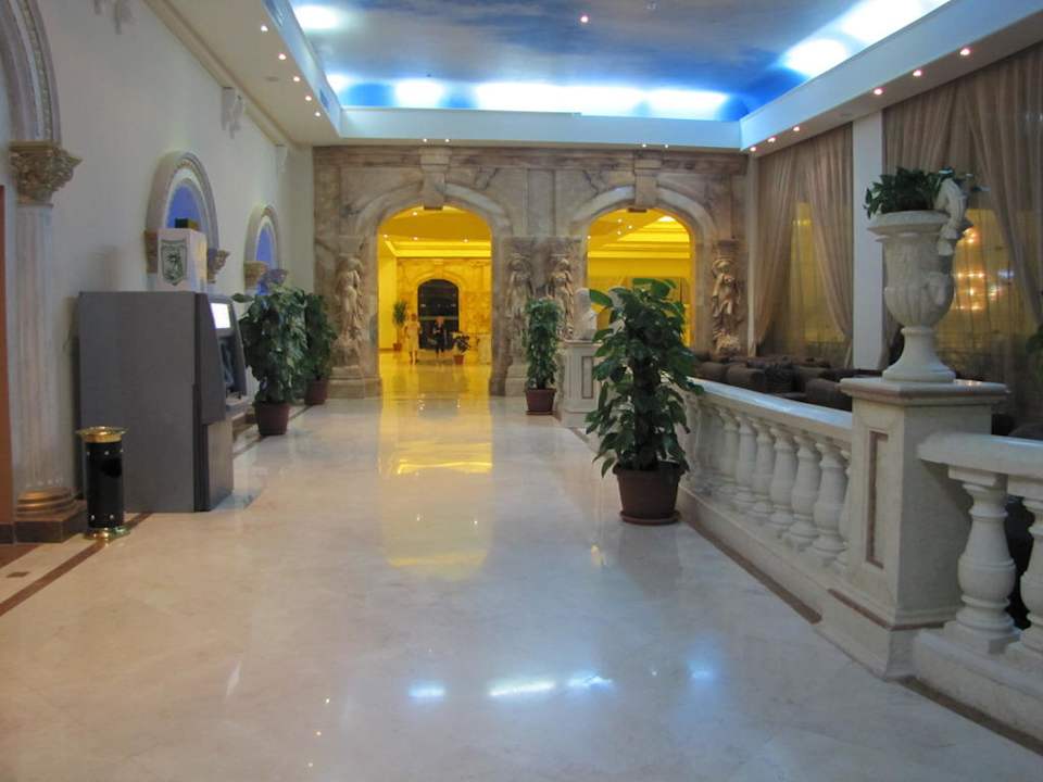 Im Rondell auf Palace-Seite Hotel Titanic Palace