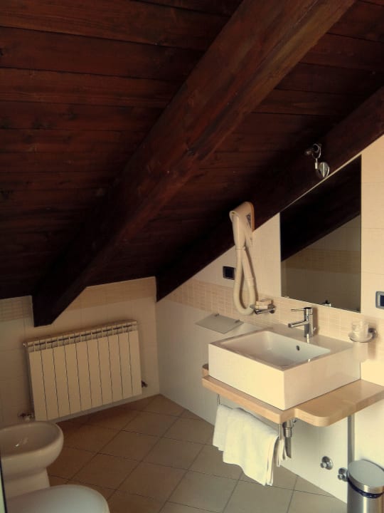 Bagno mansardina Hotel Conte Ruggero