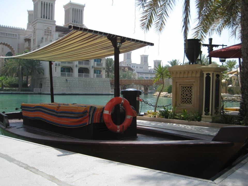 Mit diesen Booten geht´s quer durch die Anlage Jumeirah Mina Al Salam