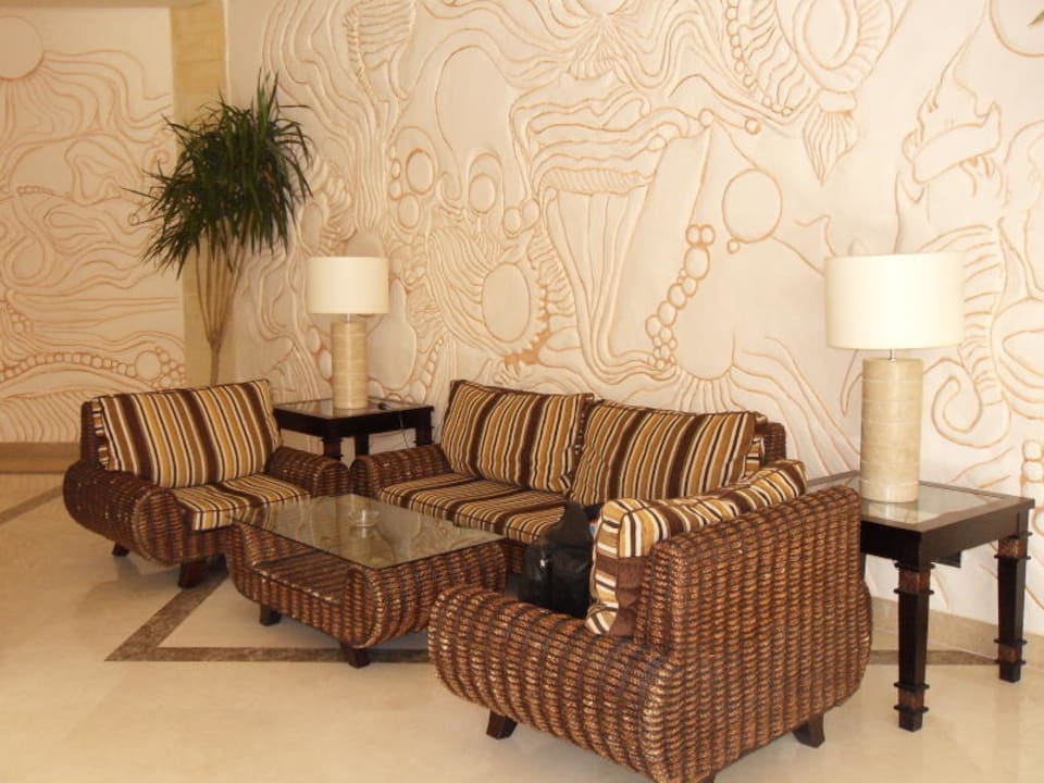 Gemütliche Sitzecke in der Lobby Eagles Paradise Abu Soma