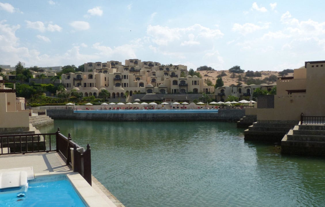 Blick auf Laguna Pool mit Hotelzimmer-Komplex The Cove Rotana Resort