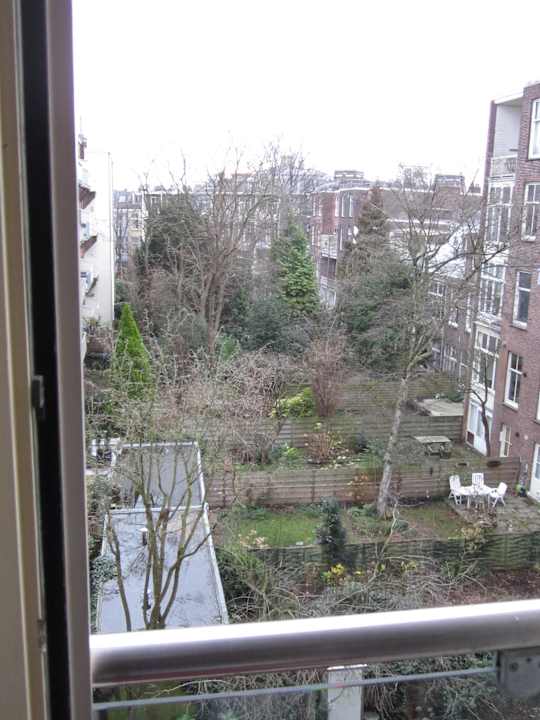 Blick aus dem kaputten Fenster Hotel AMS Omega