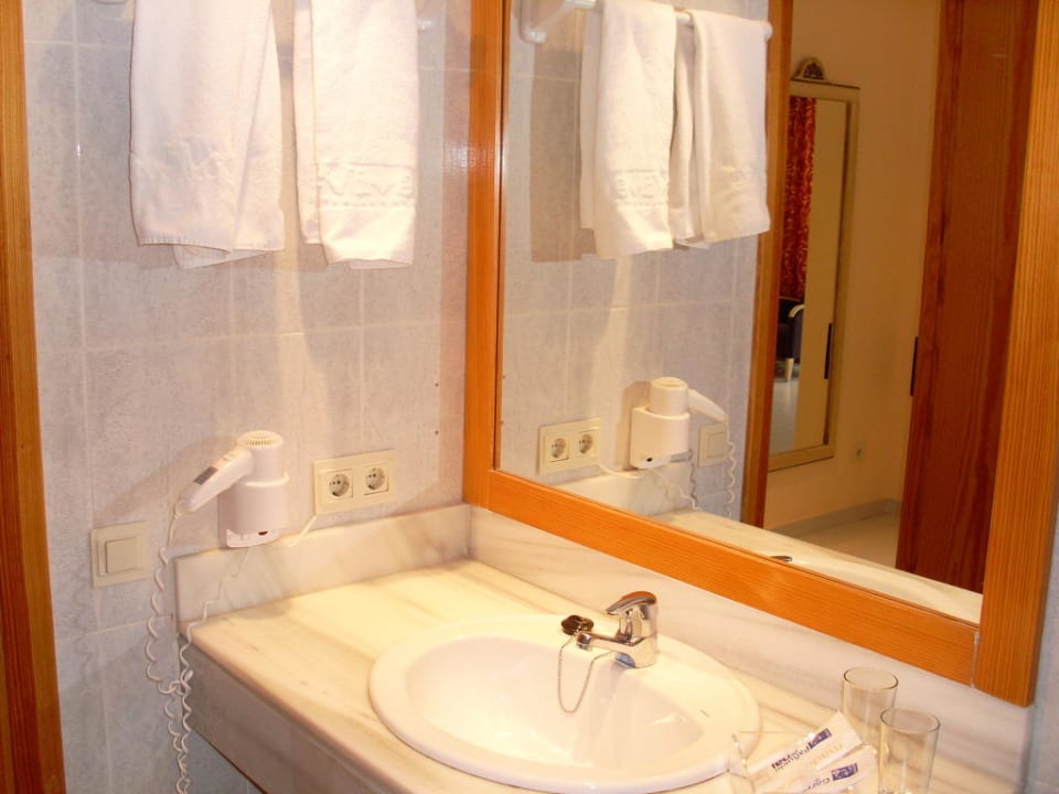 Waschbecken und Fön Zafiro Bahia