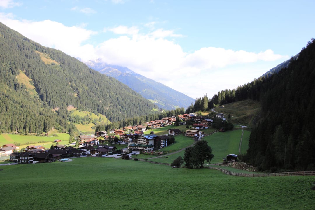 Ansicht  vom Franz-Senn Weg auf das Hotel Alpenwellness Hotel Gasteigerhof